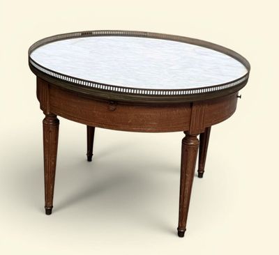 une image d'une petite table avec un plateau en marbre sur un fond blanc