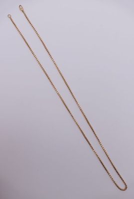 un collier en or auquel est attachée une chaîne