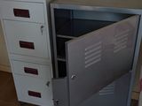 un bureau avec une armoire à dossiers et une chaise dans un coin