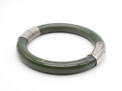 bracelet en jade vert avec fermoir en argent sur fond blanc