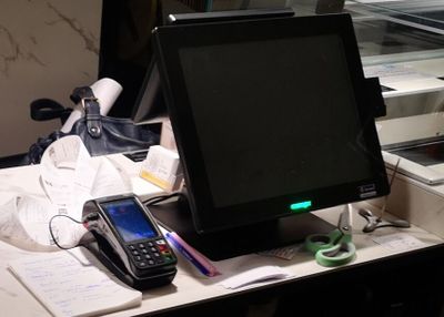 un téléphone portable posé sur un bureau, à côté d'un écran d'ordinateur