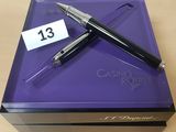 une boîte violette sur laquelle est représenté un stylo-plume noir