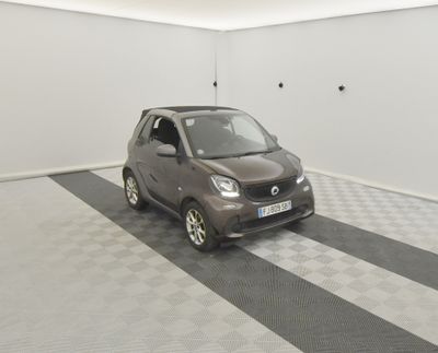 une petite voiture garée dans un garage