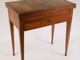 une petite table en bois surmontée d'un tiroir