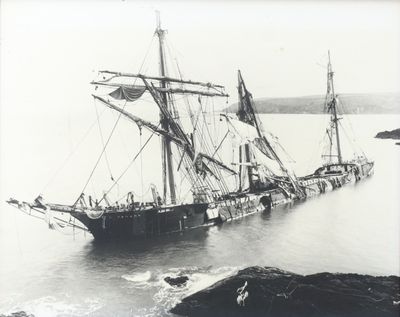 une photo en noir et blanc d'un bateau dans l'eau