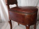 une chaise en bois avec une assise en cuir, sur fond blanc