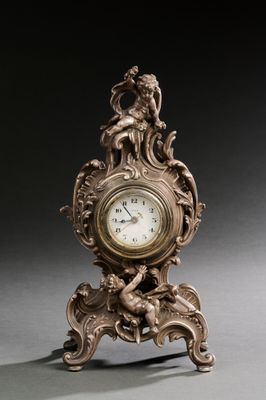 une horloge posée sur une table