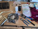 une table en bois sur laquelle sont posés tout un tas d'outils