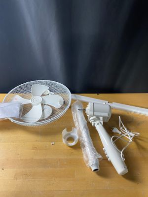 un grand nombre d'objets posés sur une table