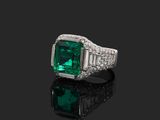 une bague en émeraude et diamant
