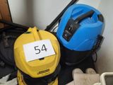 un aspirateur jaune et bleu et un aspirateur bleu et noir