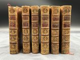 un ensemble de cinq livres anciens reliés en cuir, aux couvertures dorées