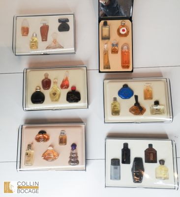 de nombreux flacons de parfum exposés dans une vitrine
