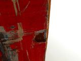 un gros plan d'une œuvre d'art posée sur une table