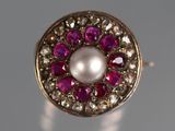 une photo en gros plan d'une bague sertie d'une perle