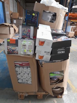 de nombreux cartons empilés les uns sur les autres dans un entrepôt