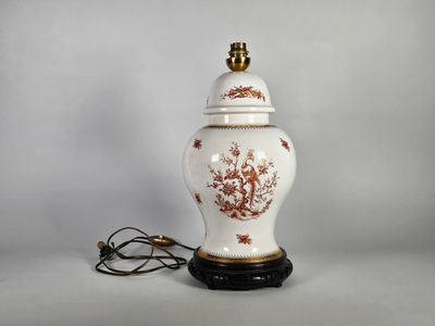 Potiche montée en lampe en porcelaine de LIMOGES émaillée ro…
