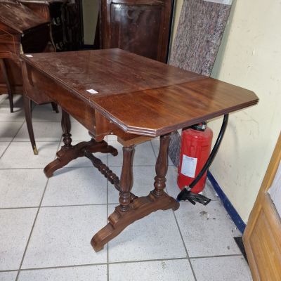 Table d'appoint en placage d'acajou, ouvrant sur deux tiroir…