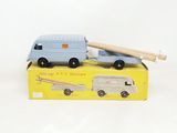 un camion miniature muni d'une grue, dans une boîte