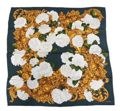 un foulard carré orné de fleurs blanches et de feuilles dorées sur fond vert