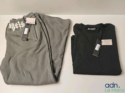 deux paires de t-shirts pour homme avec leurs étiquettes encore attachées