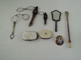 un grand nombre d'objets posés sur une table