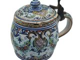 une théière bleue et blanche munie d'une anse