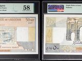 trois types différents de billets de banque exposés dans une vitrine