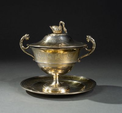 un plateau en argent sur lequel sont posés une tasse et une soucoupe