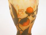 un vase sur lequel figure l'image d'un oiseau