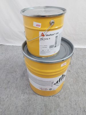 deux seaux de peinture jaune empilés l'un sur l'autre