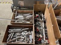 Chariot et caisses en bois avec leur contenu de profilés en … (photo 4)