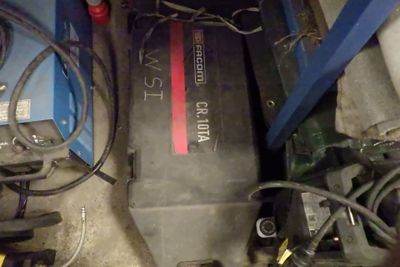 une image représentant un moteur de voiture auquel sont reliés des câbles