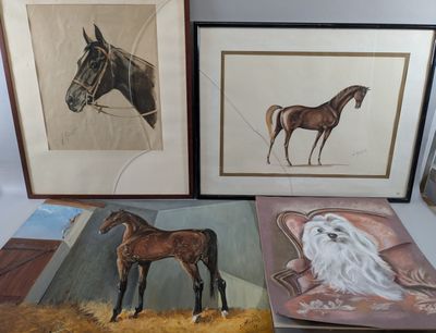 trois tableaux encadrés représentant des chevaux et un chien, posés sur une table