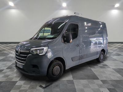 la camionnette grise est garée sur un sol en damier dans le garage