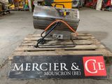une pancarte posée sur une palette sur laquelle on peut lire « Mercier et Cle »