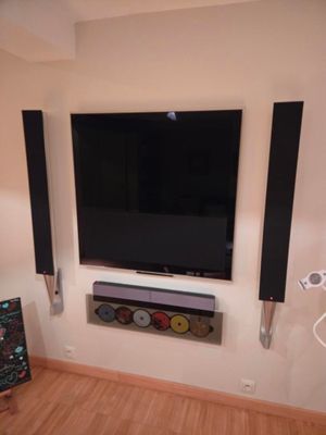 un téléviseur à écran plat fixé au mur d'un salon