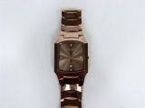 une image d'un gros plan d'une montre-bracelet sur une surface blanche