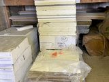 de nombreuses piles de livres empilées les unes sur les autres dans un entrepôt