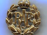 un gros plan d'un insigne orné d'une couronne