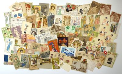 beaucoup de vieilles cartes postales accrochées au mur