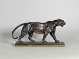 statue en bronze représentant une panthère, posée sur un socle en marbre