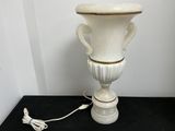 un vase blanc posé sur une table noire