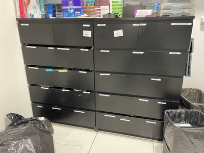 un classeur noir dans un coin de la pièce