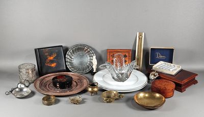 un grand nombre d'objets posés sur une table