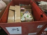 une boîte remplie d'argent posée par terre