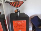 une exposition de motos présentées dans une salle