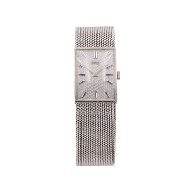 un gros plan d'une montre sur un fond blanc avec un fond blanc