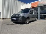 La camionnette est garée devant un immeuble sur lequel est accrochée une pancarte.