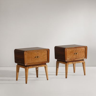 une paire de tables de chevet à tiroirs, sur pieds en bois